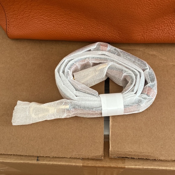 Used-No tag No Box-Michael Kors handbag
Very good condition
Orange, Leather - Picture 11 of 11